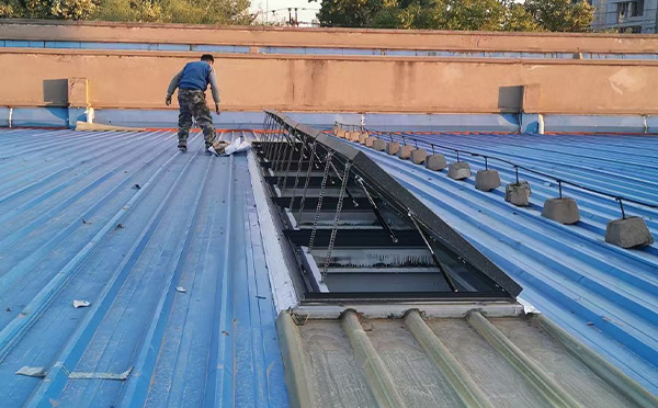 某区域性物流仓储中心昆玉排烟窗系统安装项目