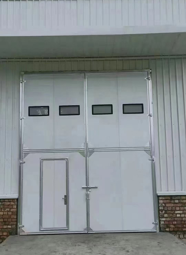 昆玉工业门在设备装配车间出入口的实施记录